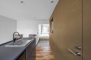 Refrigerador, microondas, placa de cocina, tostadora