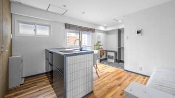 Peti sejuk, ketuhar gelombang mikro, dapur, pembakar roti