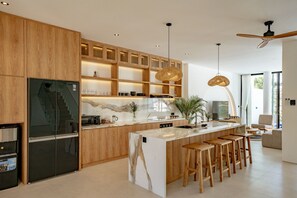 Villa de lujo, 3 habitaciones, vista a la alberca | Cocina privada | Refrigerador, horno, parrilla de estufa y tetera eléctrica 