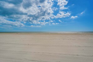 On the beach - Gulf Views, Steps to Beach: Redington Shores Condo (Redington Shores)