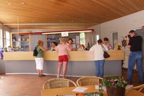 Lobby - Waterfront bungalow with private jetty (Eernewoud)