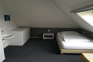 2 bedrooms, travel cot, free WiFi - Waterfront bungalow with private jetty (Eernewoud)