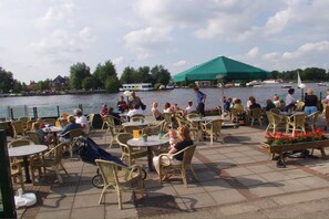 تناول الطعام بالخارج