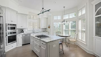 ثلاجة، ميكروويف، فرن، موقد طهي مسطح