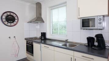 Kühlschrank, Mikrowelle, Herdplatte, Geschirrspüler