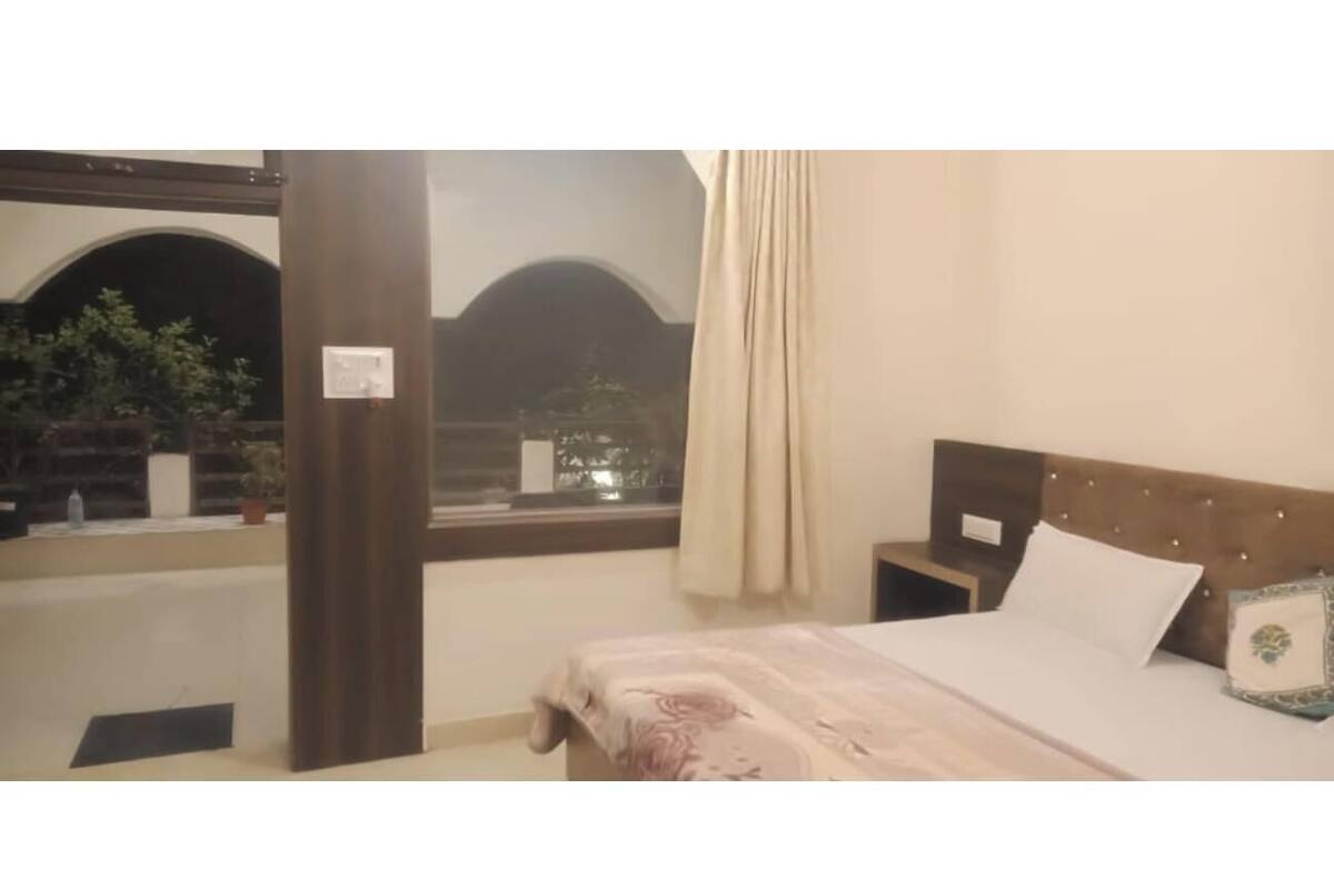 Basic Tek Büyük Yataklı Oda, Balkon/Veranda | Ücretsiz kablosuz İnternet, çarşaf takımı 