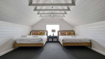 5 bedrooms, iron/ironing board, WiFi, bed sheets