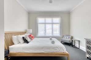 5 bedrooms, iron/ironing board, WiFi, bed sheets