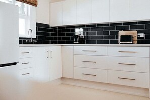 Frigorífico, microondas, horno y placa de cocina