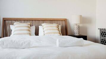 4 bedrooms, iron/ironing board, WiFi, bed sheets