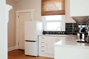 Jääkaappi, mikroaaltouuni, uuni, liesi