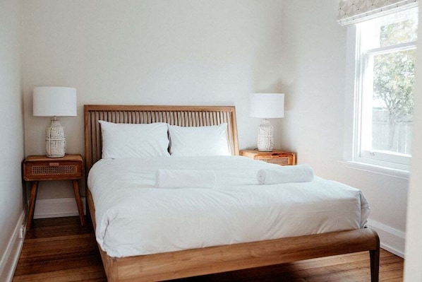 4 bedrooms, iron/ironing board, WiFi, bed sheets