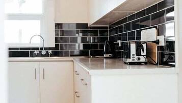 Frigorífico, microondas, horno y placa de cocina