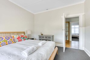 5 chambres, fer et planche à repasser, Wi-Fi, draps fournis