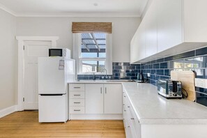Fridge, microwave, oven, stovetop - Talina - History in the Heart of St Helens (Break O'Day)