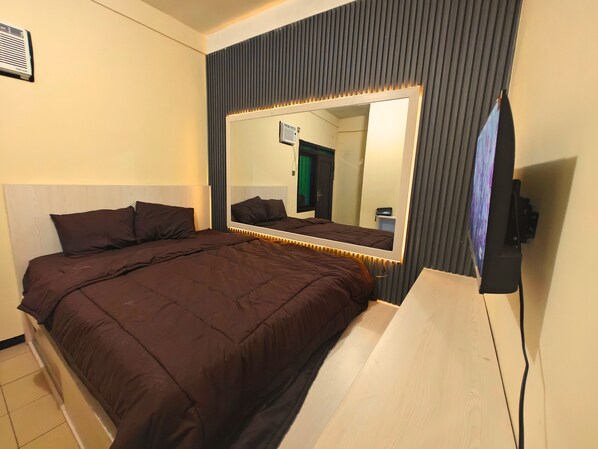 Escritorio, espacio para trabajar con laptop y wifi gratis