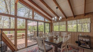 Dining - Creekside Cabin - kayak, SUP, WiFi (Innsbrook)