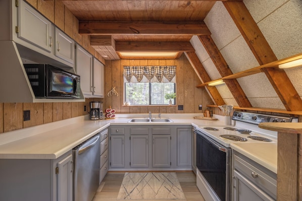 Réfrigérateur, four à micro-ondes, un four, surface de cuisson