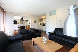 Een televisie en een dvd-speler