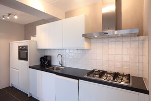 Kühlschrank, Mikrowelle, Herdplatte, Geschirrspüler