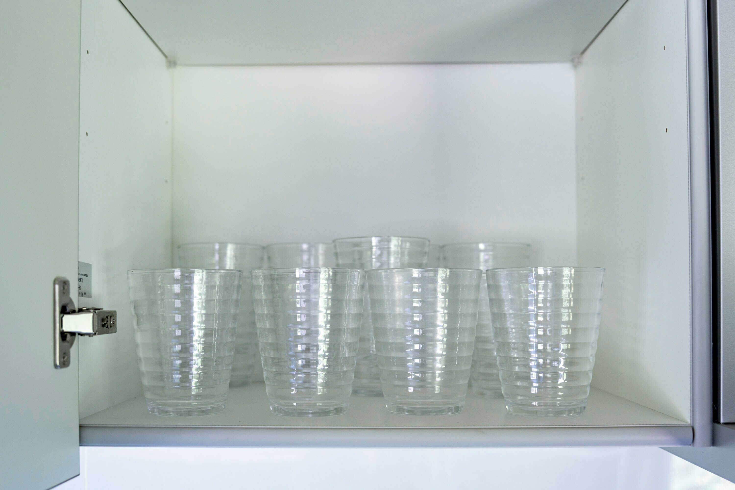 Un módulo de almacenamiento con varios vasos de plástico transparente organizados en filas.