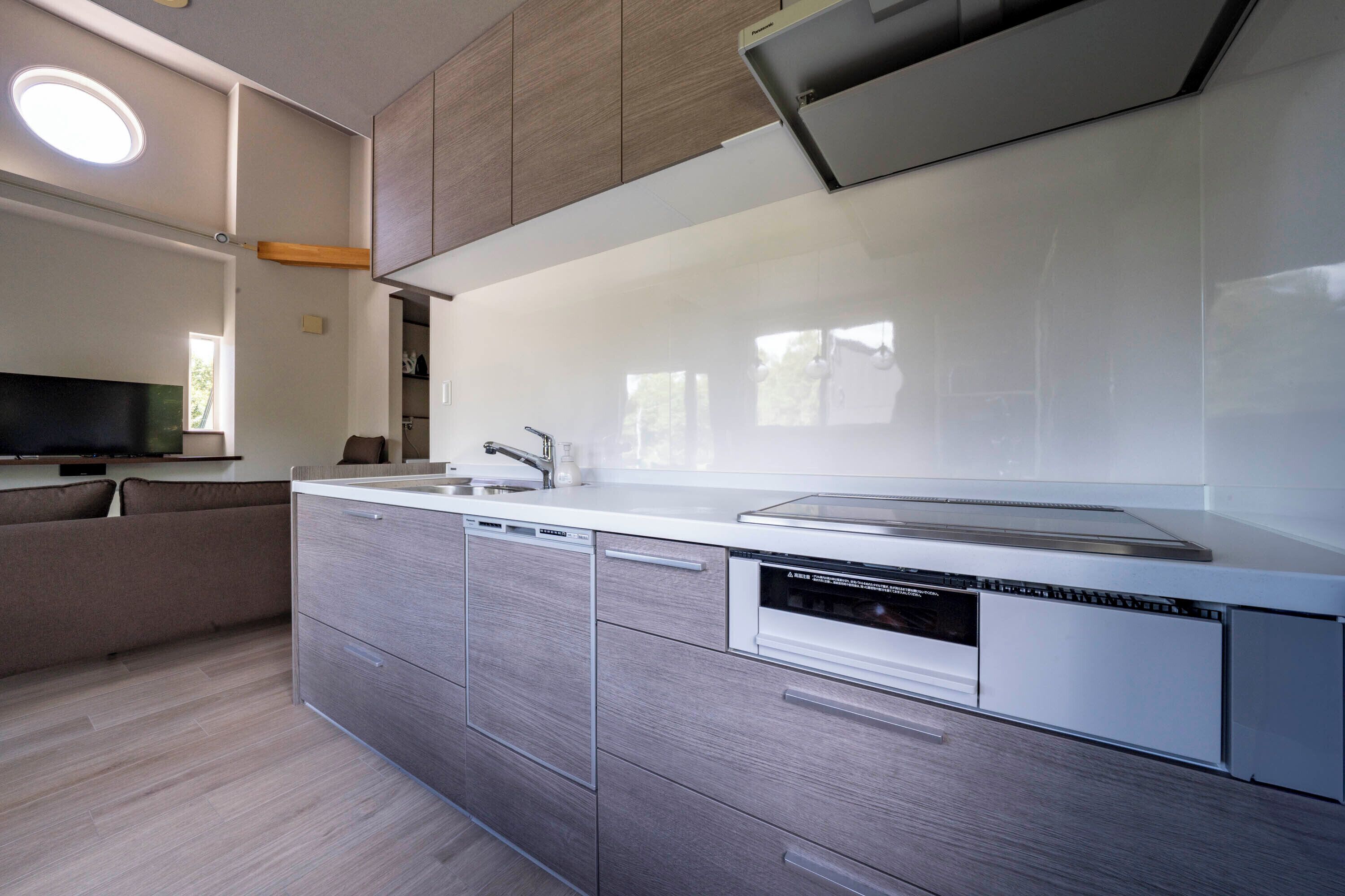 Réfrigérateur, micro-ondes, plaque de cuisson, lave-vaisselle