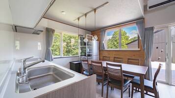 Lemari es, microwave, kompor, dan mesin pencuci piring