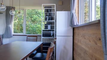 Een koelkast, een microgolfoven, een kookplaat, een vaatwasser