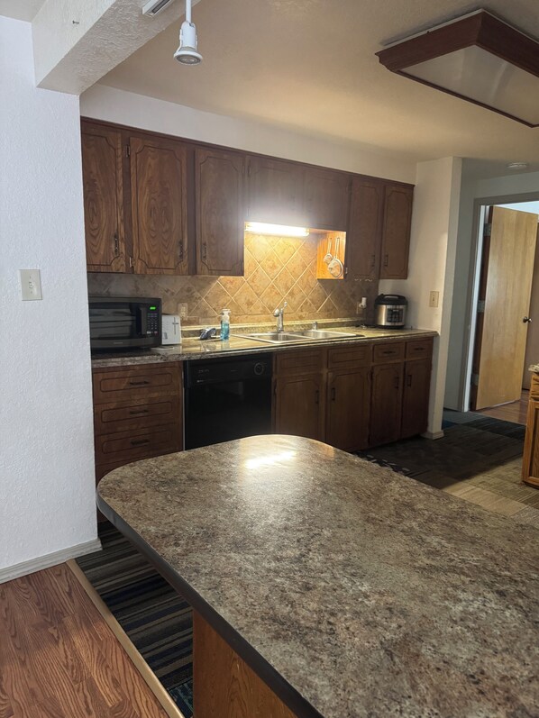 Een magnetron, een oven, een kookplaat, een vaatwasser