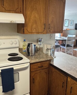 Microwave, oven, stovetop, dishwasher - Nice 3-bedroom house in Anchorage (Anchorage)
