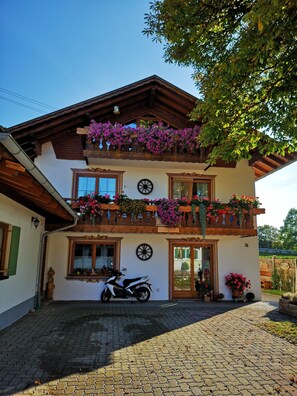 Exterior - Apartment 'Ferienwohnung Seeseite' with Lake View, Shared Terrace and Wi-Fi (Bad Bayersoien)