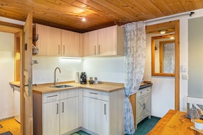 Fridge, microwave, stovetop, coffee/tea maker - Studio Apartment with Shared Terrace and Wi-Fi (Bad Bayersoien)