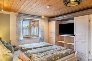 WiFi, bed sheets - Studio Apartment with Shared Terrace and Wi-Fi (Bad Bayersoien)