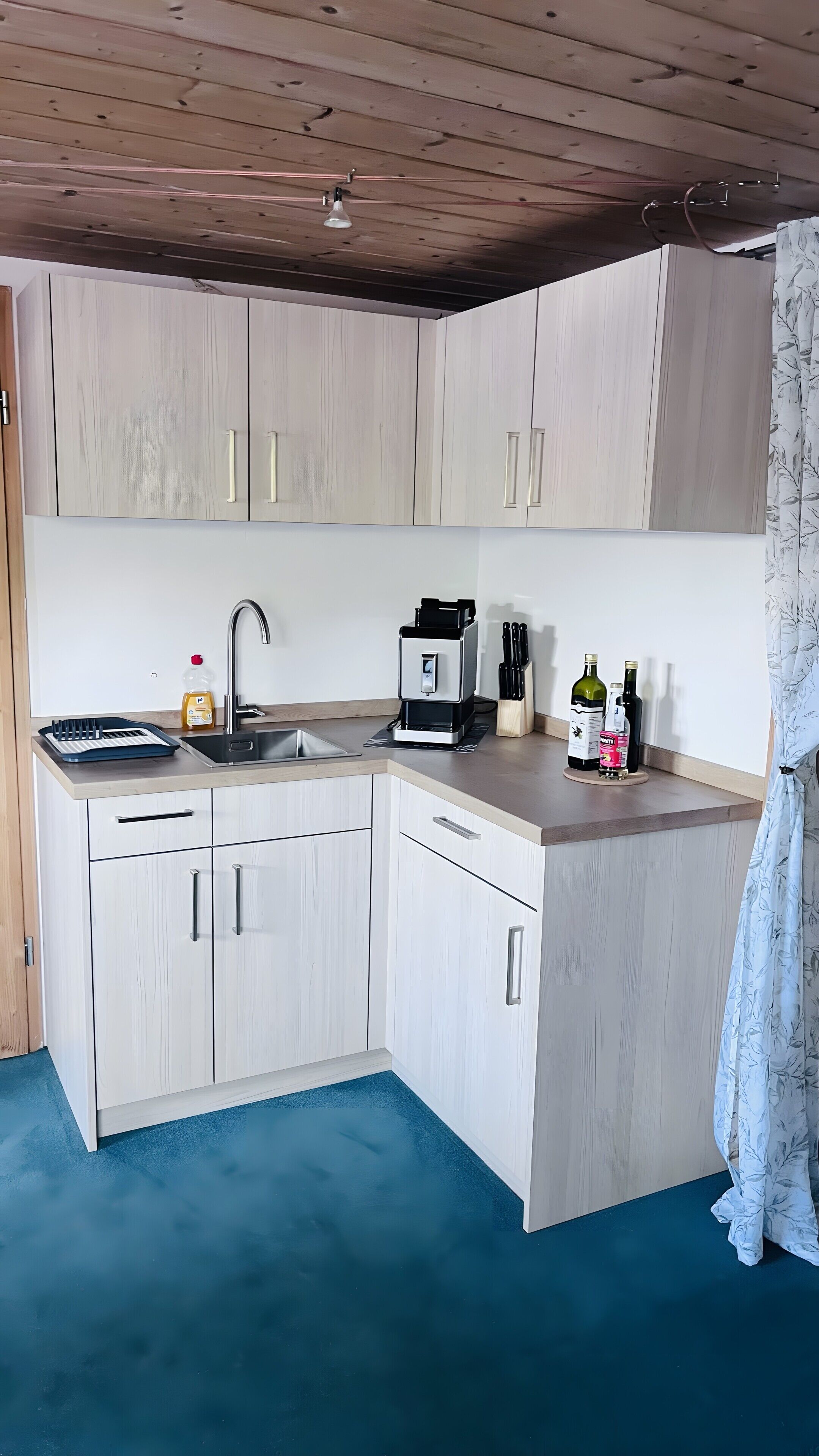 Kühlschrank, Mikrowelle, Herdplatte, Wasserkocher mit Kaffee-/Teezubehör