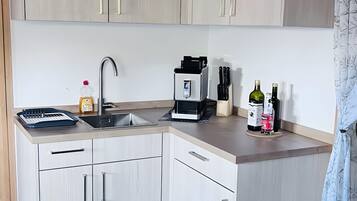 Kühlschrank, Mikrowelle, Herdplatte, Wasserkocher mit Kaffee-/Teezubehör