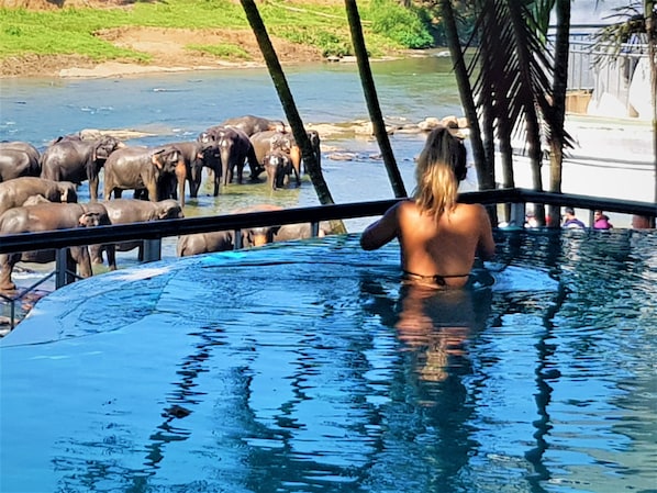 Una piscina al aire libre