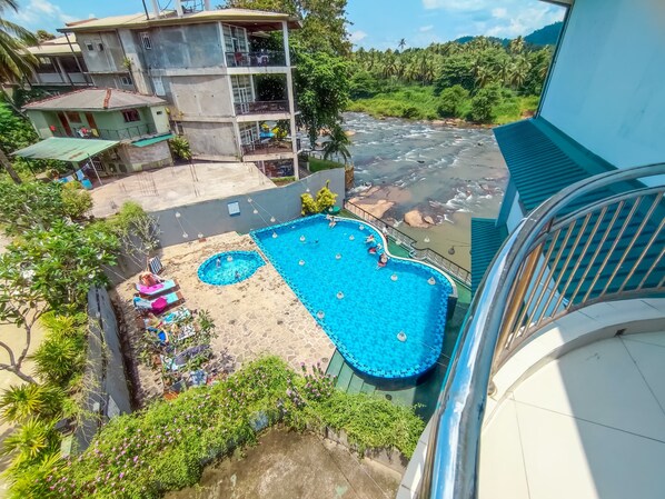 Deluxe-Doppelzimmer, Poolblick | Balkon