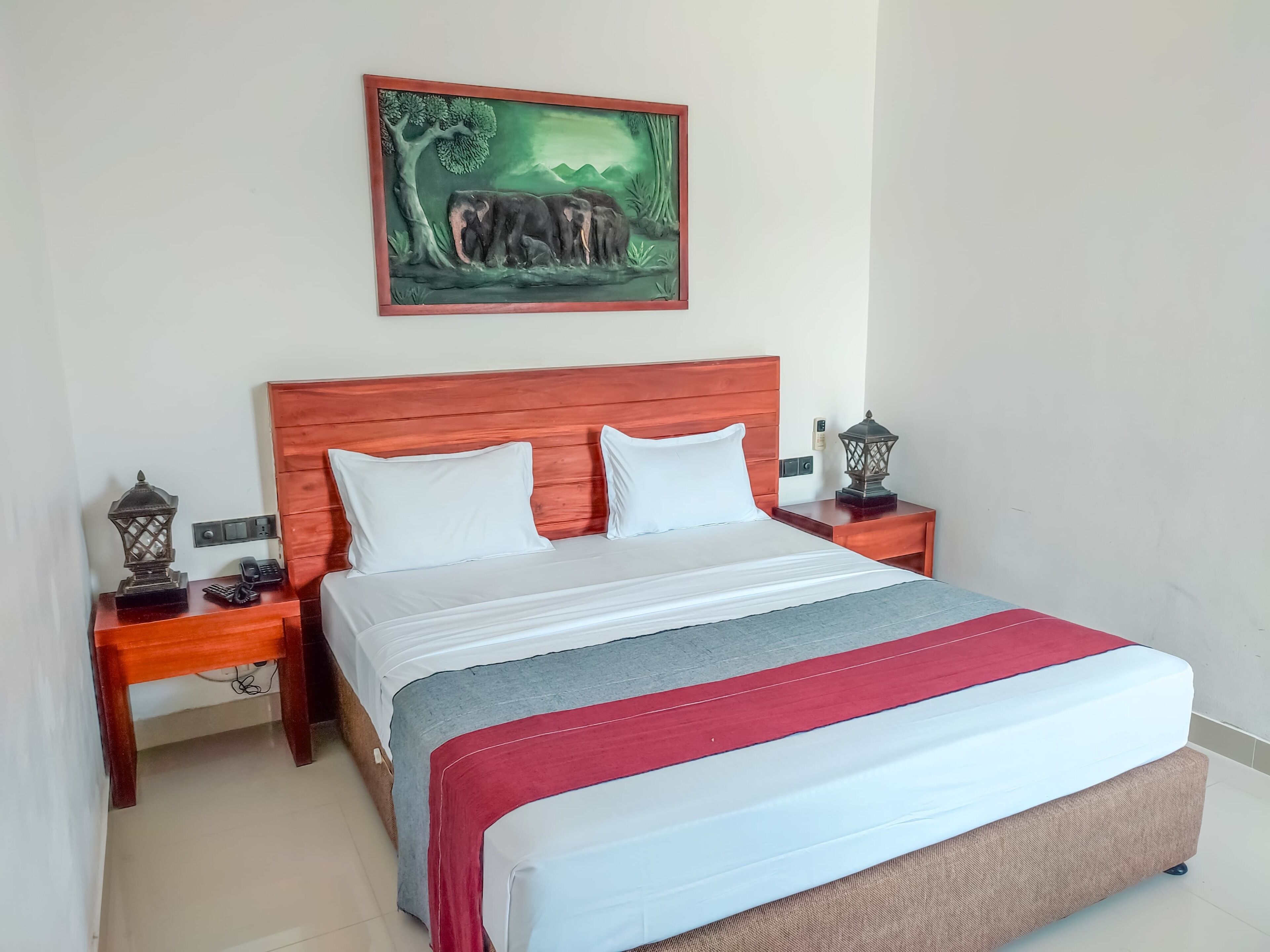 Minibar, free WiFi, bed sheets