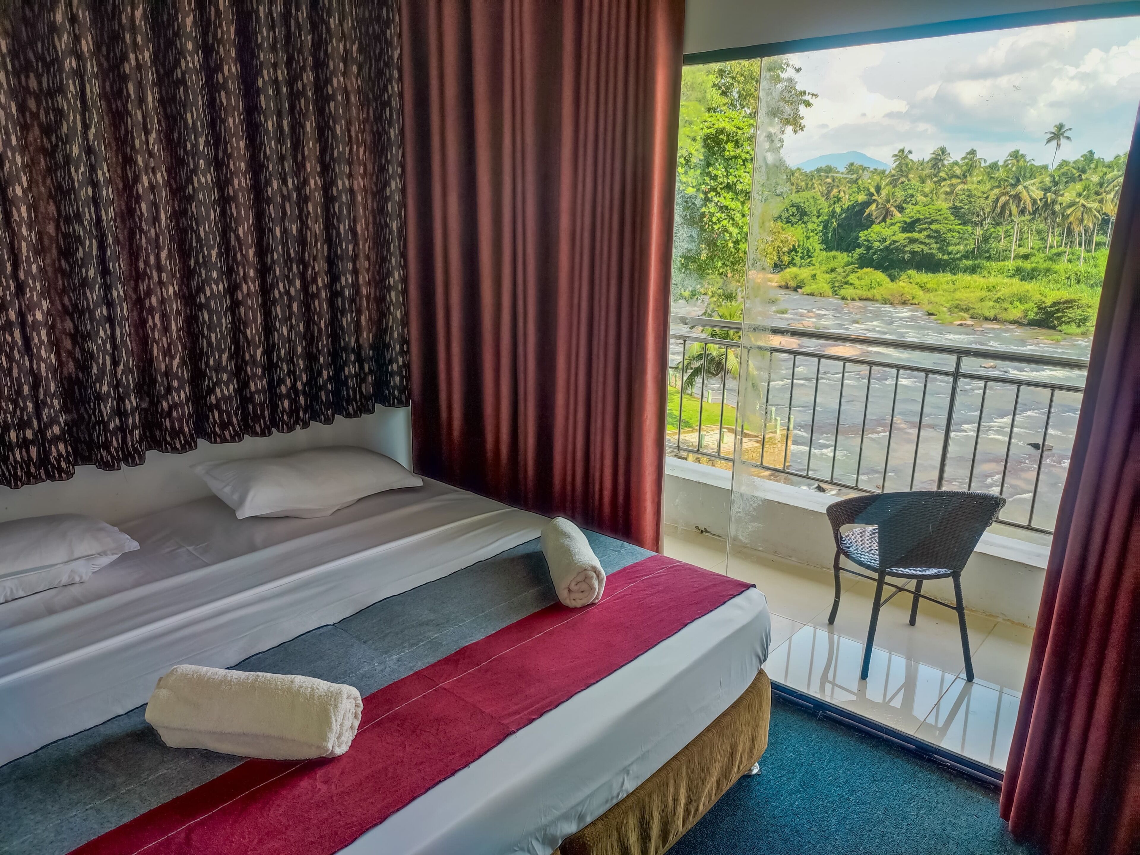 Minibar, truy cập Internet không dây miễn phí, bộ trải giường 