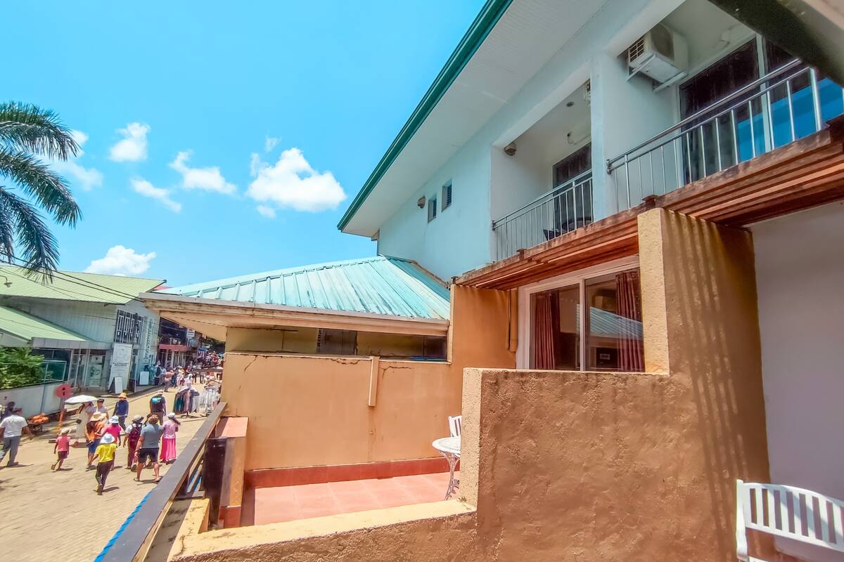 Superior Room, Balcony, Courtyard View | Minibar, WiFi (free), bed sheets