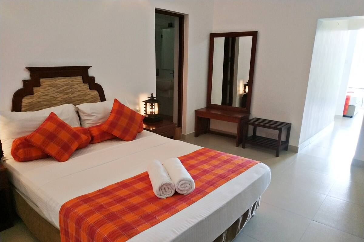 Minibar, WiFi (free), bed sheets