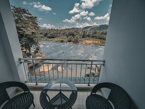 Habitación doble Deluxe, balcón, vista al río | Minibar, wifi gratis y ropa de cama 