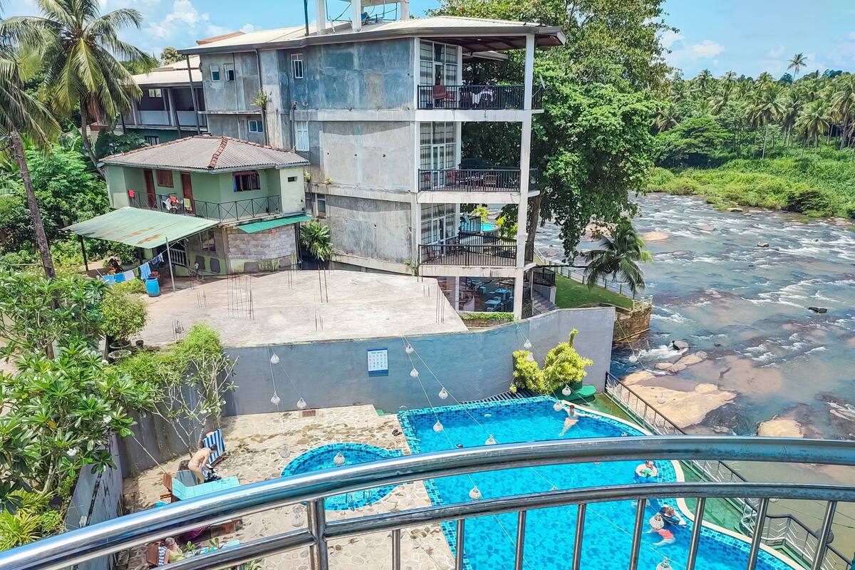Deluxe Double Room, Pool View | Minibar, WiFi (free), bed sheets