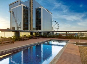 室內游泳池和室外游泳池