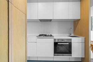 Comfort-huoneisto, parveke, näköala satamaan | Yksityinen keittiö | Täysikokoinen jääkaappi, mikroaaltouuni, uuni, liesi
