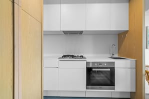 Comfort-huoneisto, parveke, näköala satamaan | Yksityinen keittiö | Täysikokoinen jääkaappi, mikroaaltouuni, uuni, liesi