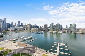 One Bedroom - Waterfront Views with Outdoor Pool | Vista del balcón