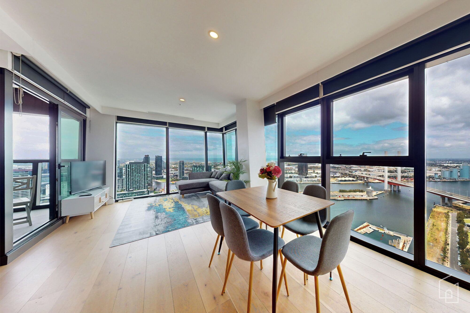 Apartment, 3 Schlafzimmer (Panoramic Views) | Wohnbereich | 50-Zoll-Flachbildfernseher mit Digitalempfang