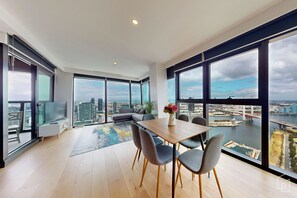 公寓, 3 間臥室 (Panoramic Views) | 起居區 | 50-吋平面電視，提供數位頻道