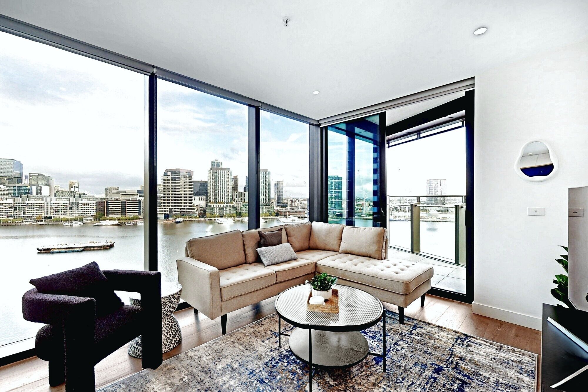 Apartamento, 3 quartos, vista para o porto (Three Bathroom) | Área de estar | TV de tela plana 50 polegadas com canais digitais